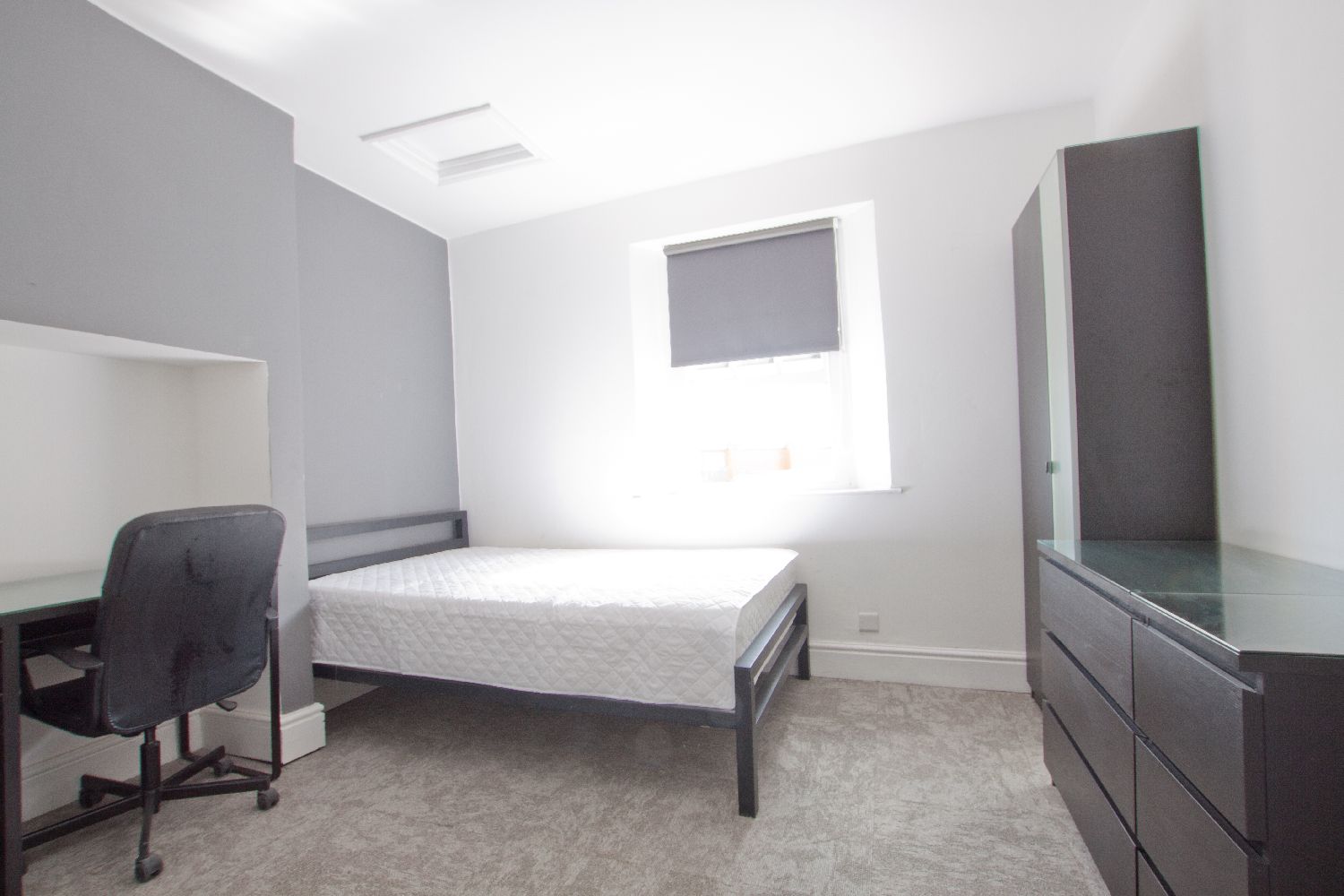 Flat 2 54 Stokes Croft, Stokes Croft, Bristol Ref 17238 Purple