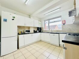 Harlaxton Drive, Lenton - Image 4