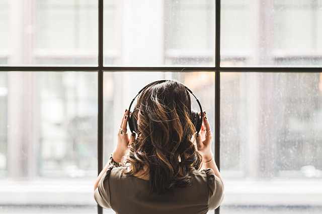 6 Must-listen Podcasts for Commuting to University